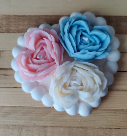 Primavera fiorita- Vassoio in gesso cuore con 3 candele